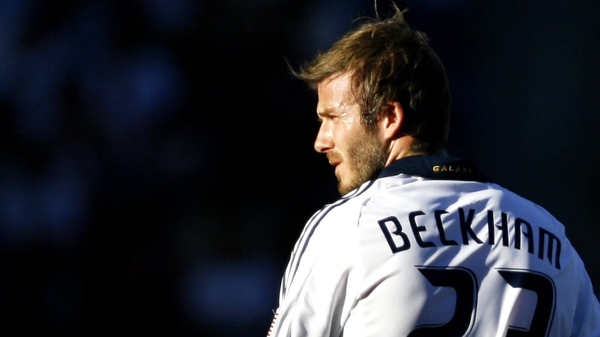 网球女王跨界征服绿茵场？穆古鲁扎慈善赛惊世破纪录引爆全球热议！穆古鲁扎跨界绿茵场慈善赛破纪录引爆全球热议